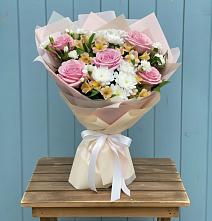 Букет цветов из:  Гвоздики, Орхидеи и Розы в Арамиле