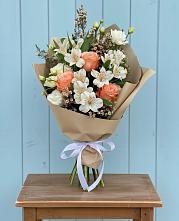 Букет цветов из:  Альстромерии, Лизиантусы, Розы и Хризантемы в Арамиле