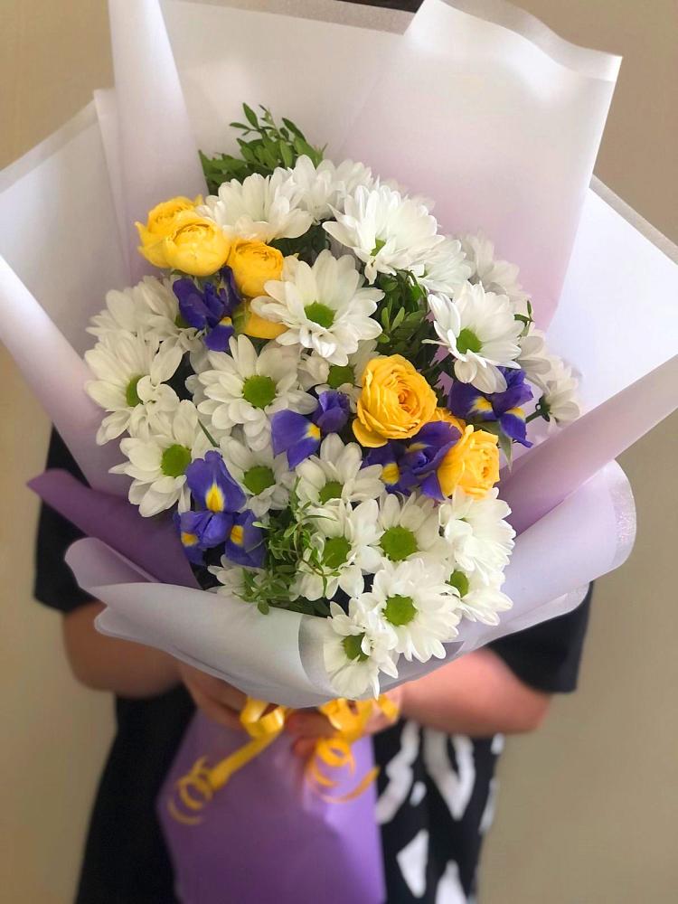 Букет цветов из: Ирисы, Хризантемы и Розы в Арамиле