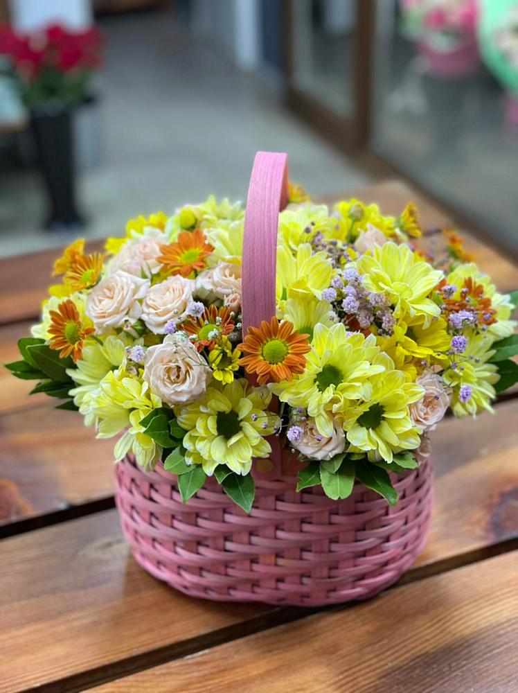 Цветочная композиция из Хризантемы и Розы в корзине в Арамиле