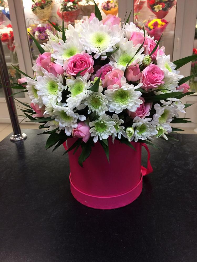 Цветочная композиция из Розы и Хризантемы в шляпной коробке в Арамиле