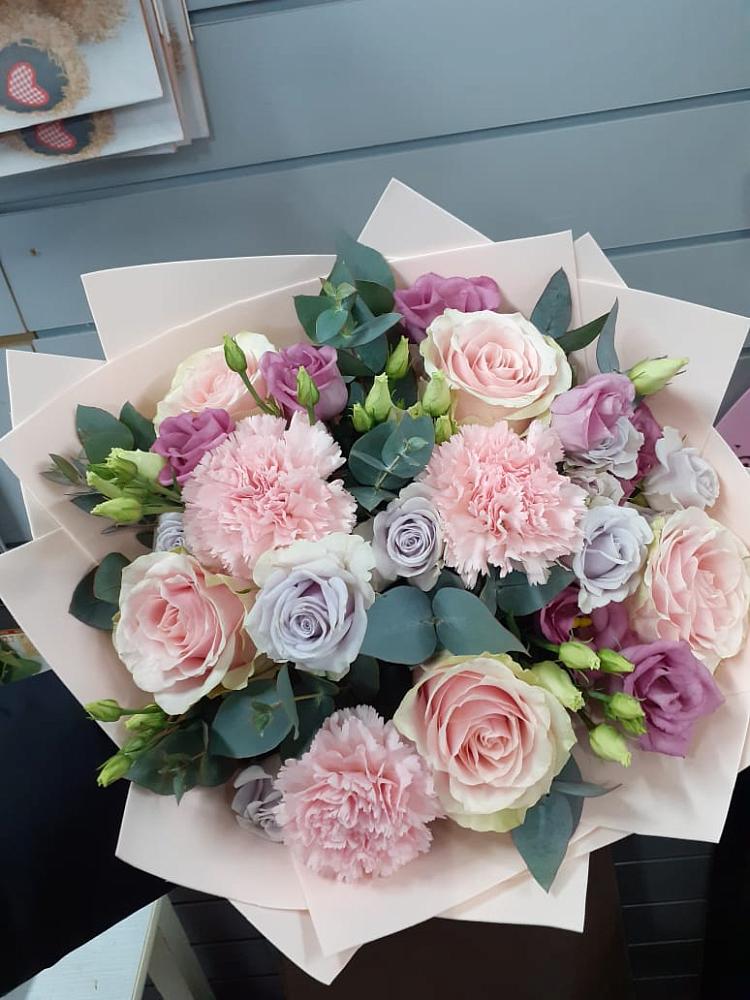 Букет цветов из: Розы, Гвоздики и Лизиантусы в Арамиле