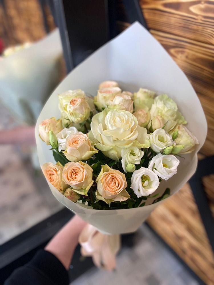 Букет цветов из: Розы и Лизиантусы в Арамиле